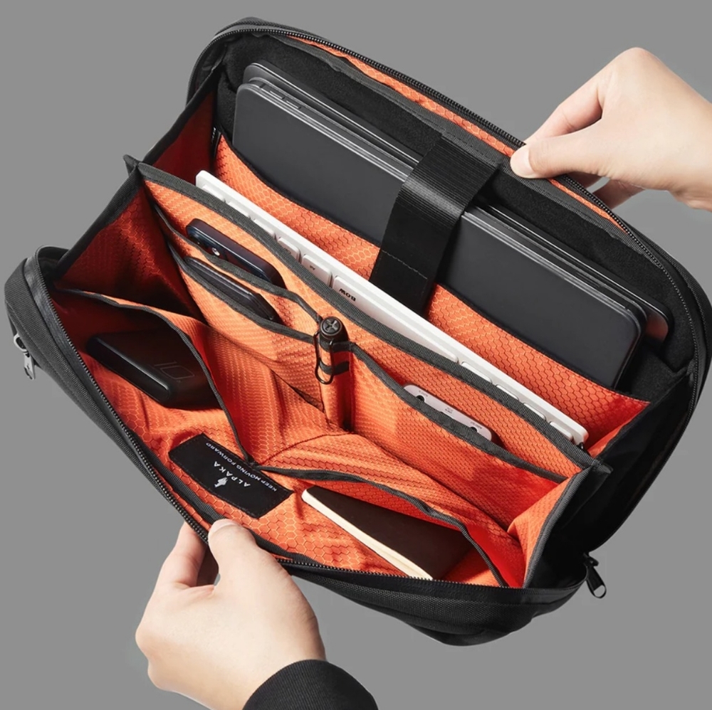 Men's Black Messenger Bag – Sleek Everyday Carry - Picture 7 of 9